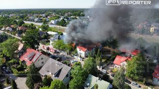 Kłęby czarnego dymu nad Legionowem. Spłonęły garaże i samochody