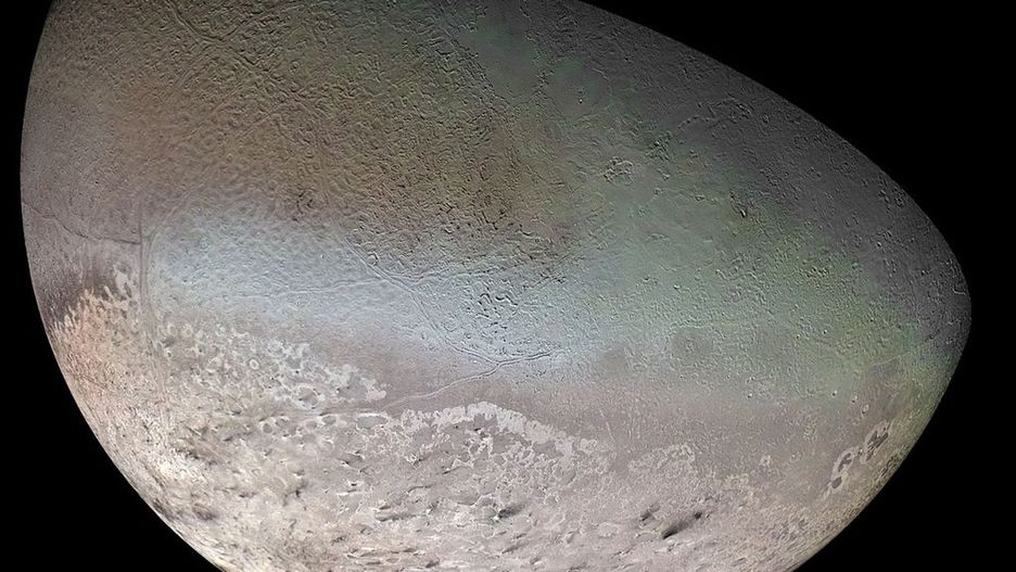Cząstkowe zdjęcie Trytona - księżyca Neptuna zrobione przez sondę Voyager 2