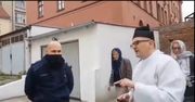 Nietypowa interwencja. Ksiądz uparcie musztrował policjantów