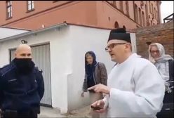 Nietypowa interwencja. Ksiądz uparcie musztrował policjantów