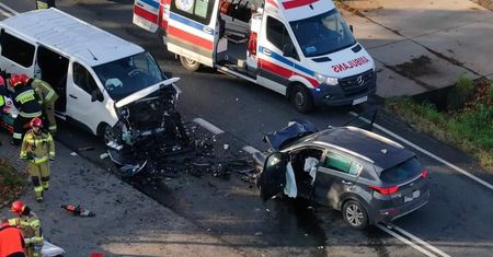 Czołowe zderzenie samochodów. Pięć osób poszkodowanych