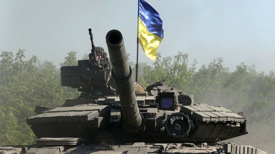 arch51
TOPSHOT - Ukrainian troop ride a tank on a road of the eastern Ukrainian region of Donbas on June 21, 2022, as Ukraine says Russian shelling has caused "catastrophic destruction" in the eastern industrial city of Lysychansk, which lies just across a river from Severodonetsk where Russian and Ukrainian troops have been locked in battle for weeks. - Regional governor Sergiy Gaiday says that non-stop shelling of Lysychansk on June 20 destroyed 10 residential blocks and a police station, killing at least one person. (Photo by Anatolii Stepanov / AFP)
ANATOLII STEPANOV