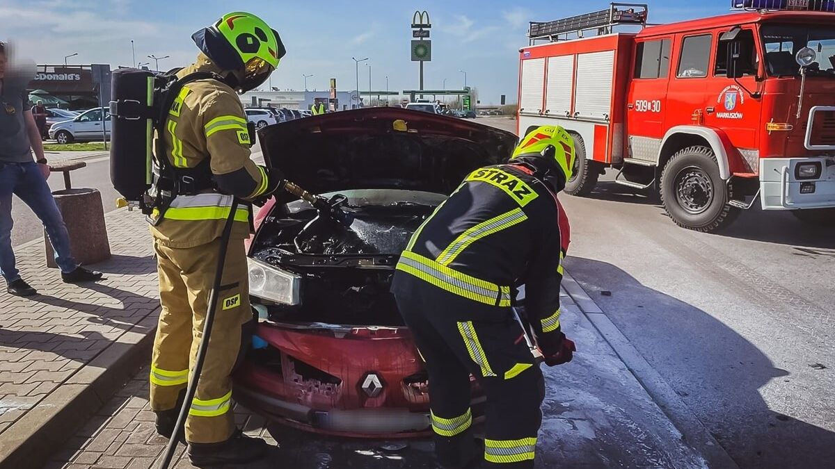 Pożar renaulta na MOP Markuszów na S17