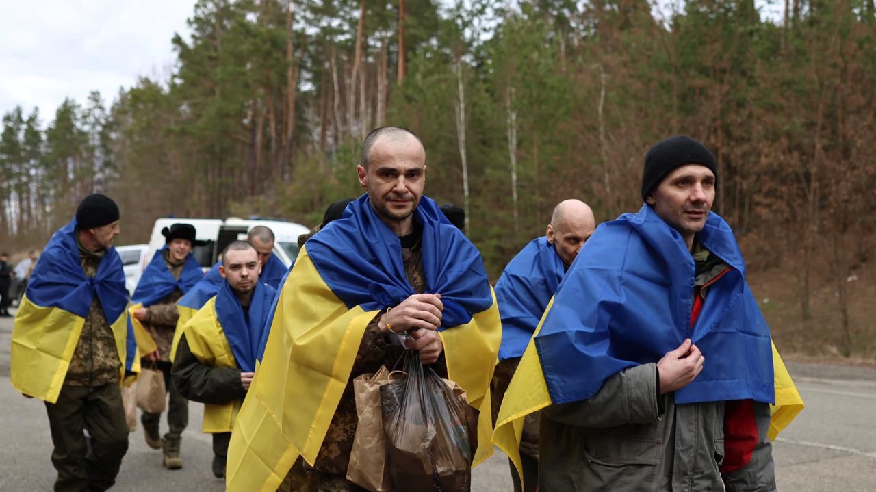 Ukrainische Gefangene kehren aus russischer Gefangenschaft zurück.