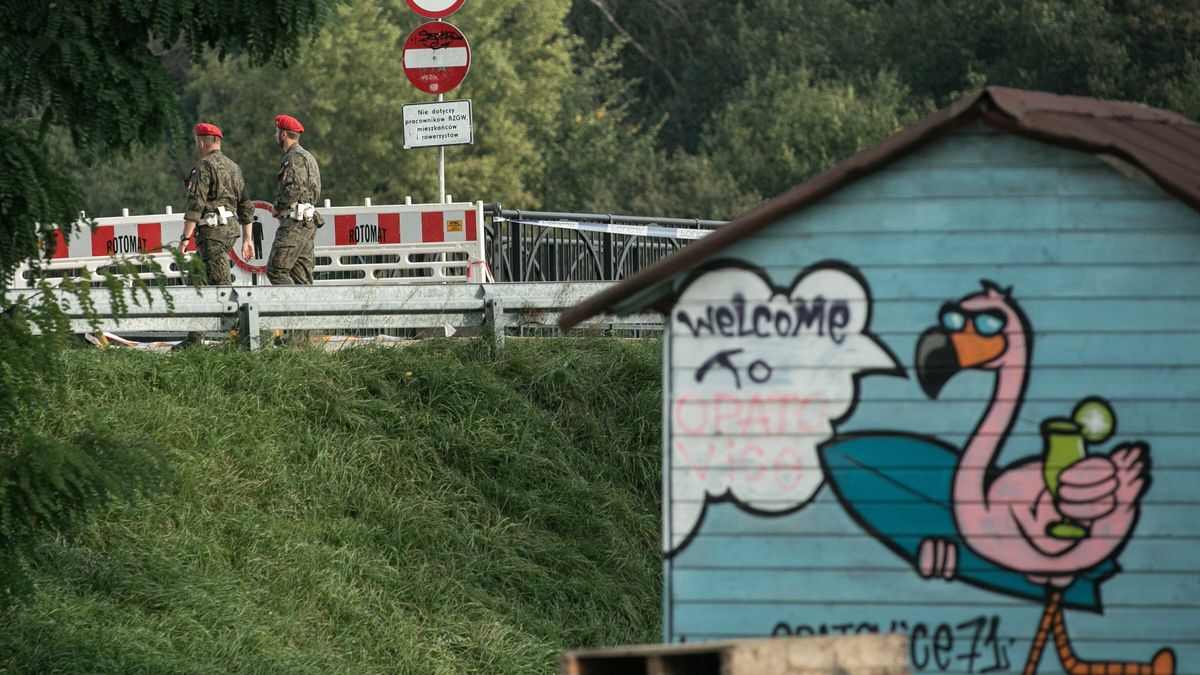 Wrocław, 18.09.2024. Dynamiczna sytuacja powodziowa. Żandarmeria pilnuje wałów przeciwpowodziowych we Wrocławiu, 18 bm. Mieszkańcy przygotowują się na nadejście żywiołu. Wzmacniane są wały, układane worki z piaskiem, trwa zabezpieczanie mienia. (ad) PAP/Krzysztof Ćwik