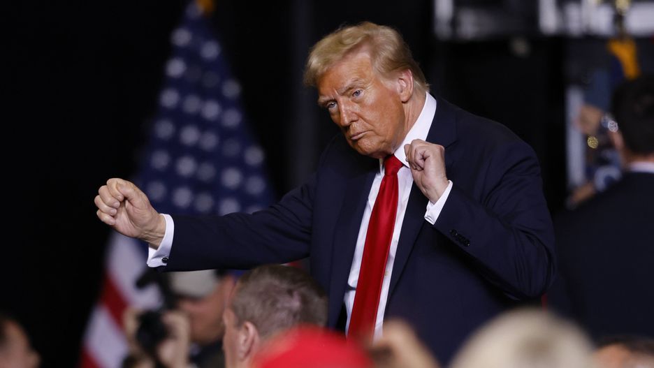 Donald Trump Campaigns in Milwaukee, Wisconsin
epaselect epa11696802 Republican presidential candidate Donald J. Trump dances to music during a campaign event at Fiserv forum in Milwaukee, Wisconsin, USA, 01 November 2024. Trump is running against Democratic presidential candidate US Vice President Kamala Harris and the United States will hold its election on 05 November 2024.  EPA/JEFFREY PHELPS 
Dostawca: PAP/EPA.
JEFFREY PHELPS
epaselect