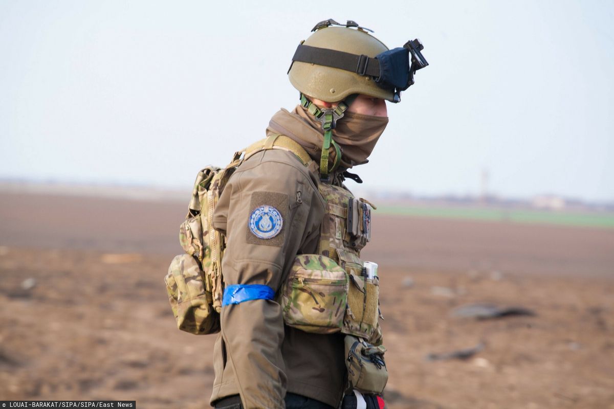 Źołnierz ukraiński na terenie lotniska w Mikołajowie 