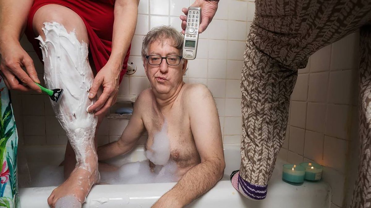 Fotograf został zamknięty na kwarantannie z byłą żona i matką. Oto, jak odreagował 1