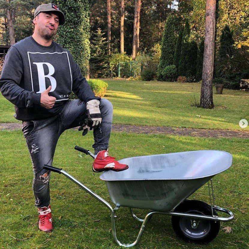 Marcin Miller ciężko pracuje w ogrodzie