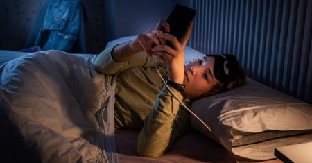 Nie przespałeś w nocy ani minuty? Twój mózg mógł się postarzeć o dwa lata