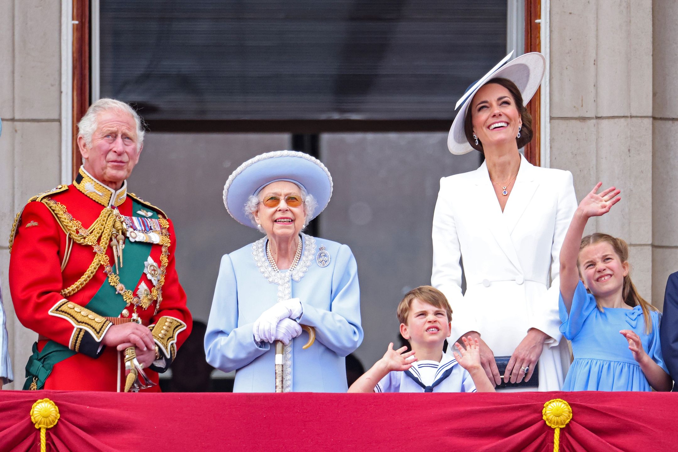 Królowa Elżbieta II z rodziną podczas Trooping the Colour