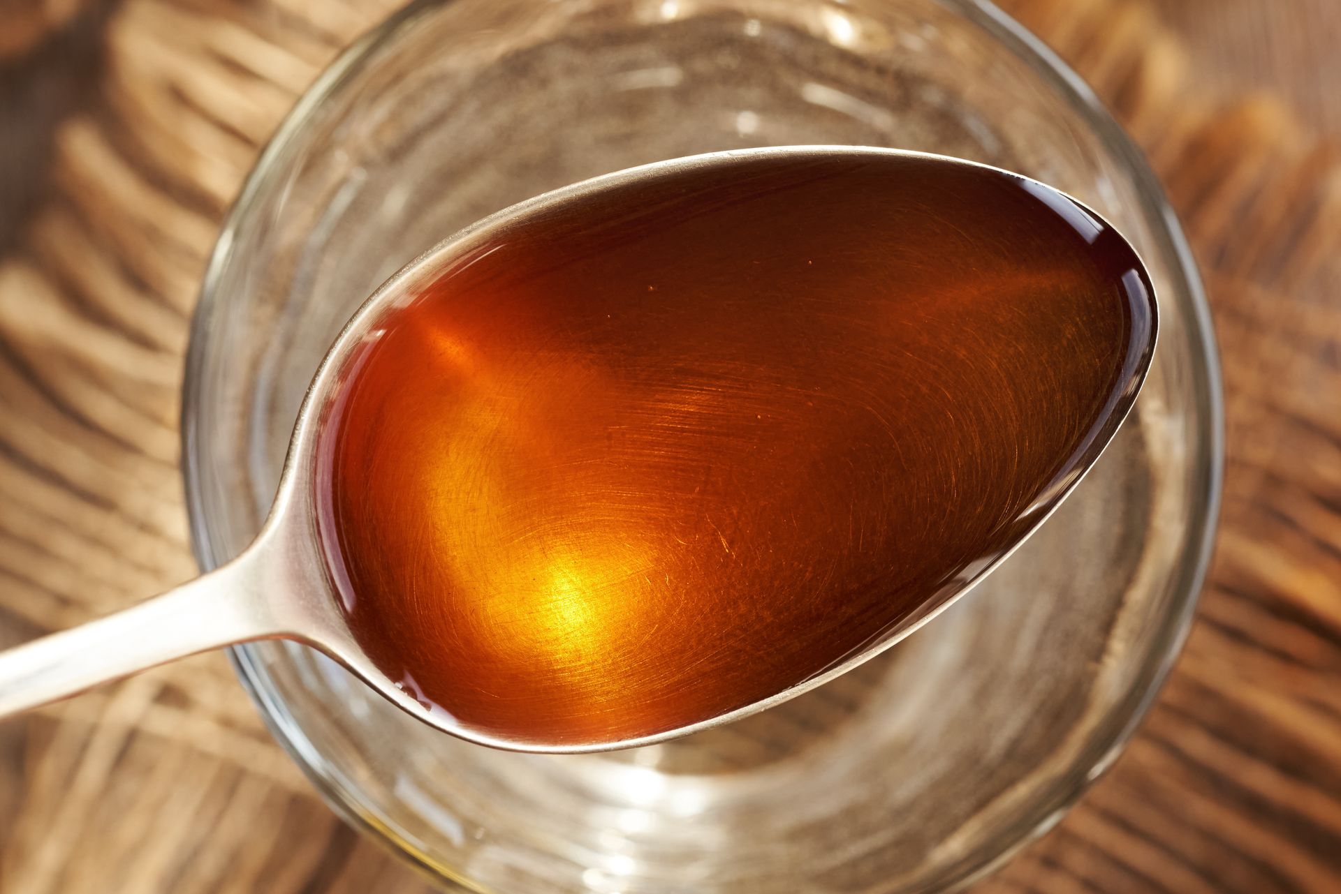 Wlej łyżkę do letniej wody i wypij po obiedzie. Rozprawisz się ze skutkami przejedzenia