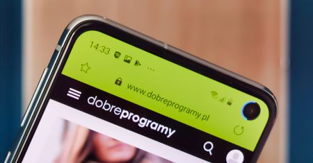Otwór w ekranie jako wskaźnik baterii. Pomysłowa aplikacja na Galaxy S10