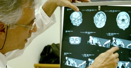 Lekarz pracował o tej samej godzinie w siedmiu miejscach