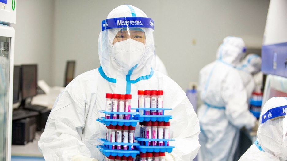 arch50
A laboratory technician wearing personal protective equipment (PPE) works at a Covid-19 testing laboratory in Haian in China's eastern Jiangsu province on April 27, 2022. - Despite struggling to defeat the country's worst Covid outbreak in two years, the leadership is digging in its heels with a strict zero-Covid policy that involves lockdowns in the biggest cities and mass testing. (Photo by AFP) / China OUT
STR