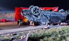 Bmw kompletnie rozbite, leżało na dachu. Mężczyzna nie żyje