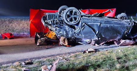 Bmw kompletnie rozbite, leżało na dachu. Mężczyzna nie żyje
