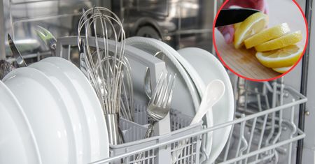 Przekrój cytrynę i wrzuć do zmywarki. Różnica jest kolosalna