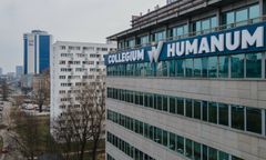 Politycy "poszli na łatwiznę"? Oni mają dyplom Collegium Humanum