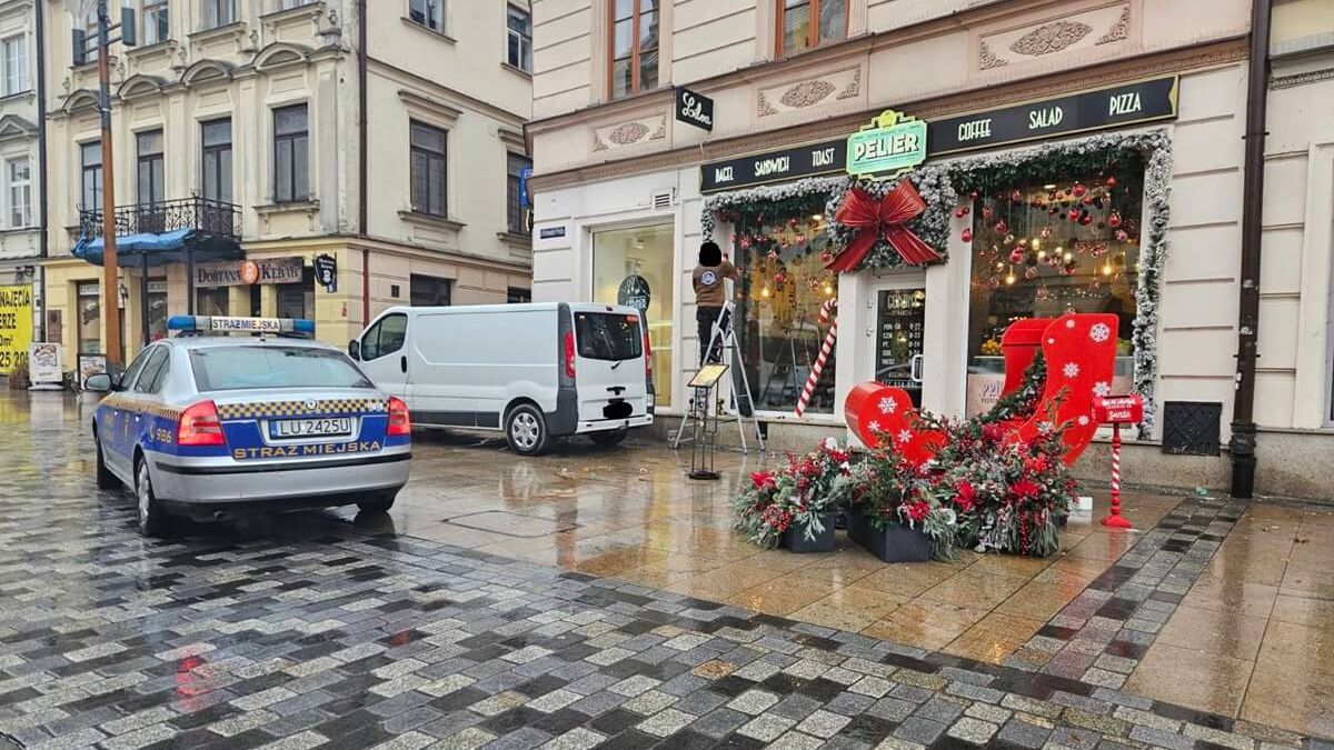 Interwencja straży miejskiej na deptaku przed restauracją Pelier