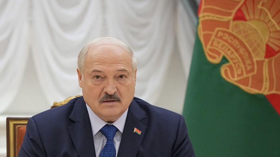 Belarusian President Alexander Lukashenko attends a meeting with foreign journalists, in Minsk, Belarus, 06 July 2023. 'Nuclear weapons deployment sites were completely ready a month ago. Most of them were moved and are in Belarus. By the end of the year, for sure, but I think we will completely move the warheads that are intended for this much earlier', Lukashenko said on 06 July at a meeting with foreign and Belarusian journalists in Minsk. The Belarusian president also said he was ready to use Wagner PMC in the republic, and stated that the issue of relocation of Wagner PMC to Belarus has not yet been resolved. EPA/STRINGER Dostawca: PAP/EPA.