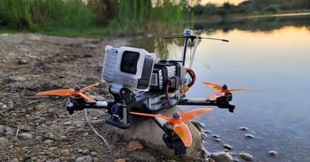 Podwodny dron. Wskoczył do wody, wyskoczył pod wodospadem