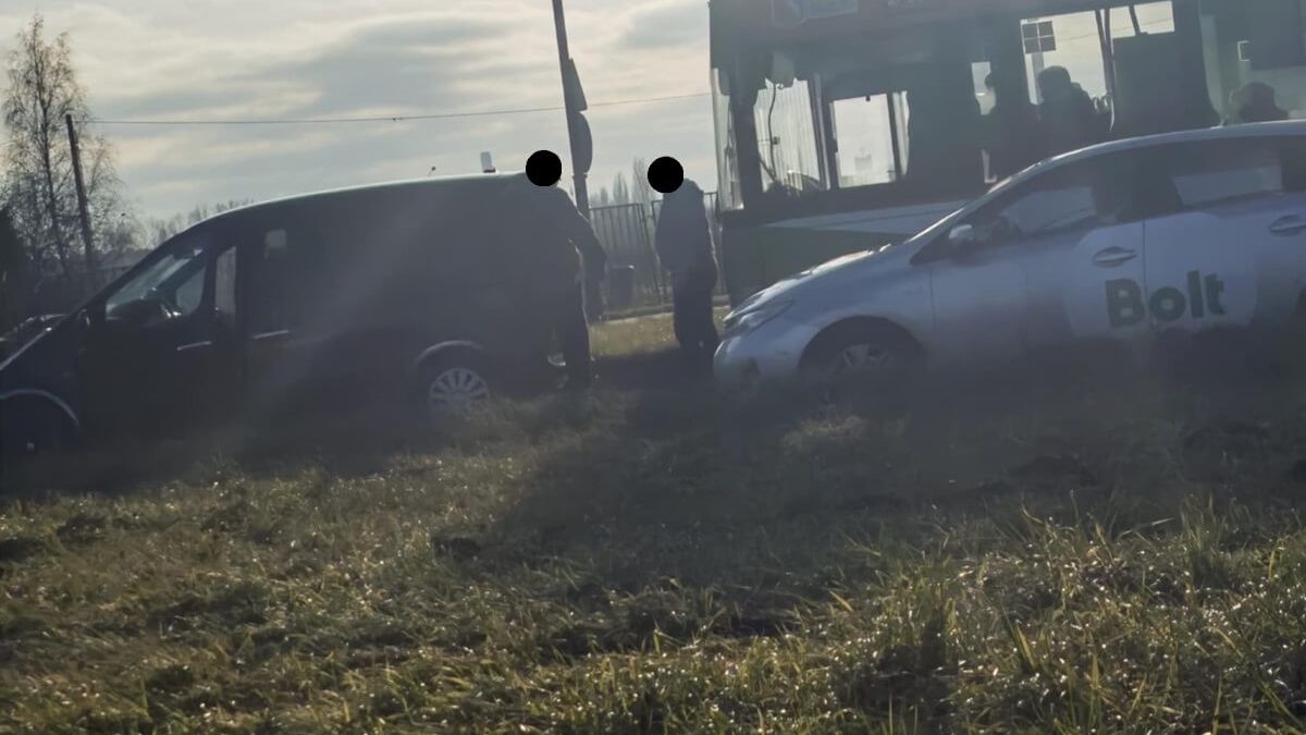 Zderzenie autobusu komunikacji miejskiej z autem na ul. Mełgiewskiej