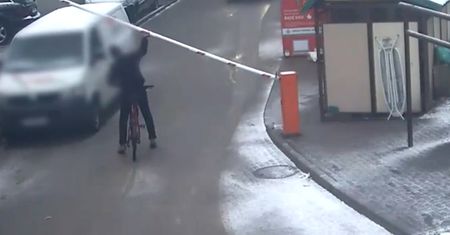 Uszkodził szlaban i odjechał. Nie wiedział, że wszystko się nagrało