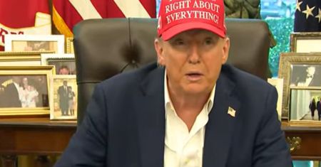 Trump pytany, ile czasu daje Putinowi. Nagle wyjął zdjęcie z szuflady
