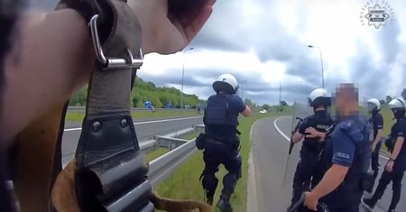 Pseudokibice blokowali autokary. Interweniowała policja