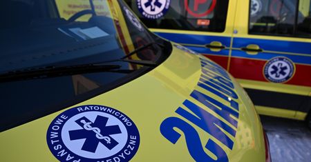 Tragiczny wypadek. Tir wjechał w przystanek, są ranni