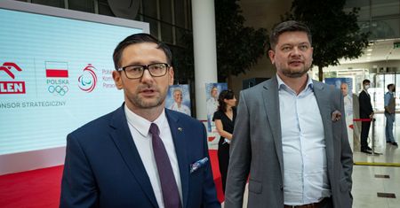 Obajtek i jego prawa ręka. Ujawniają jak pieniądze Orlenu płynęły do ludzi związanych z PiS