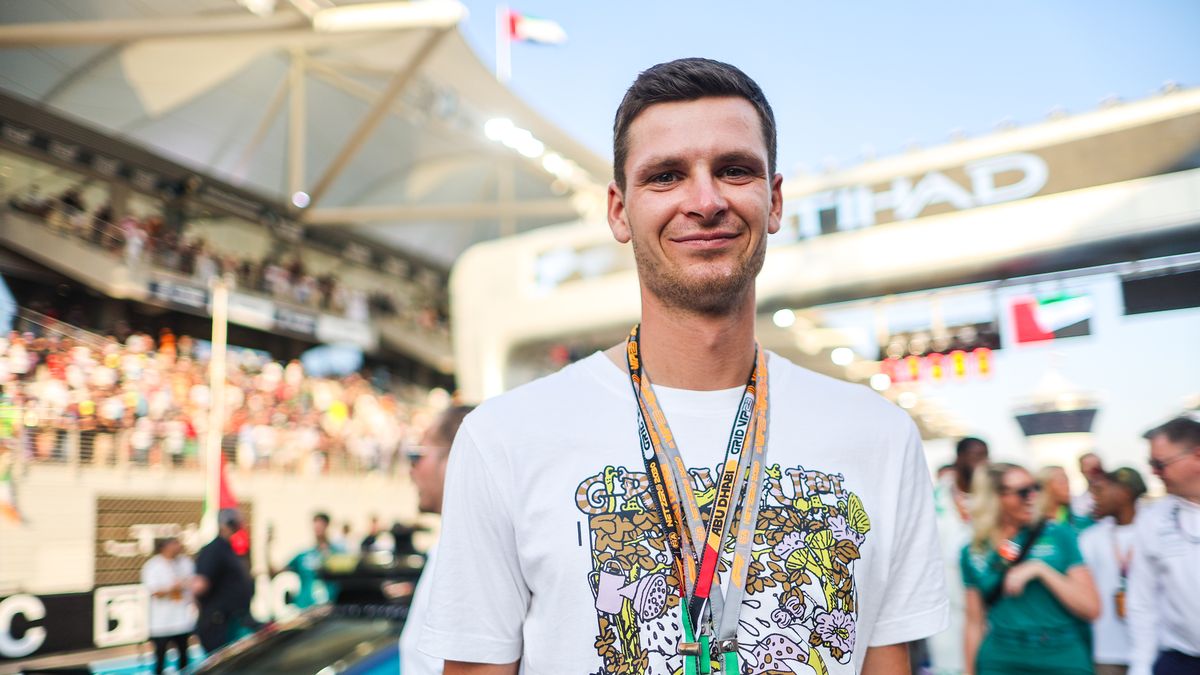 ABU DHABI, UNITED ARAB EMIRATES - NOVEMBER 26: Polish tennis player Hubert Hurkacz smiles on the grid prior to the F1 Grand Prix of Abu Dhabi at Yas Marina Circuit on November 26, 2023 in Abu Dhabi, United Arab Emirates. (Photo by Kym Illman/Getty Images)