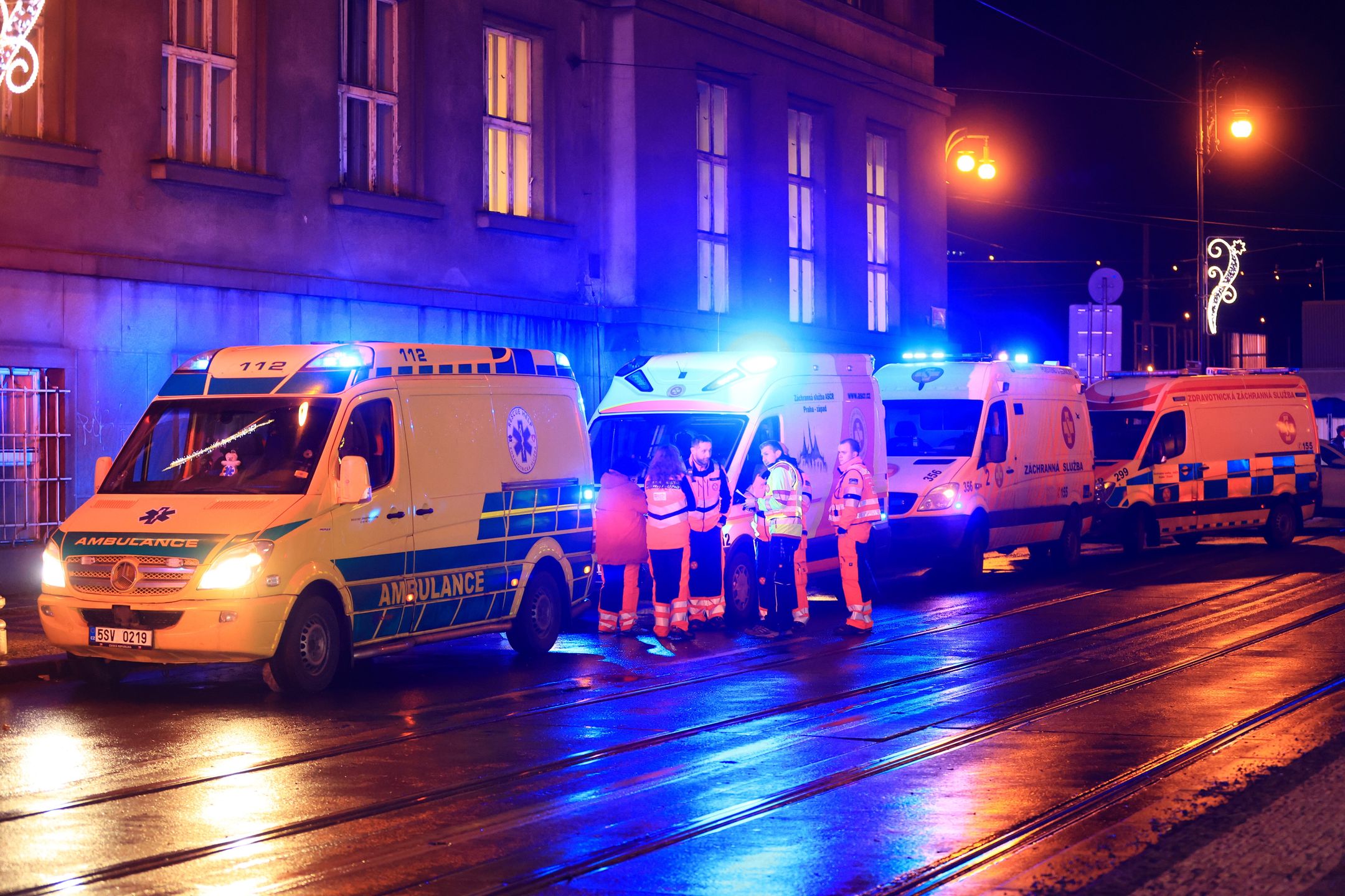 Several dead and dozens injured in central Prague University shooting
epa11040006 Members of the emergency service at the scene of a shooting at Charles University in central Prague, 21 December 2023. According to Czech Police several people have been killed and "dozens" injured in an incident in the capital of the Czech Republic.  EPA/MARTIN DIVISEK 
Dostawca: PAP/EPA.
MARTIN DIVISEK