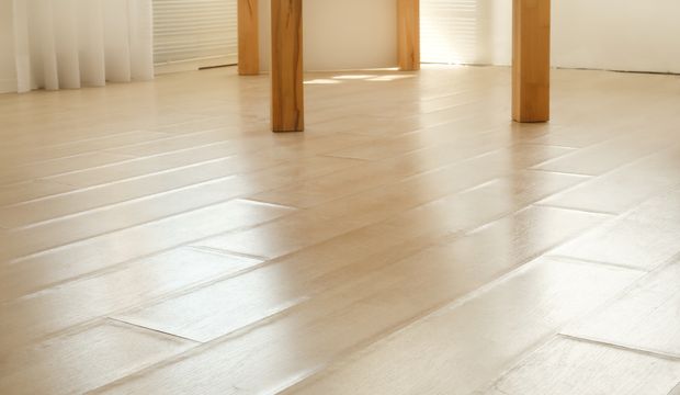 Jak uratować spuchnięte panele? Patent fachowców na zalaną podłogę