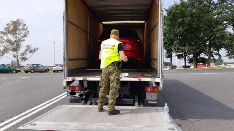 Dolny Śląsk. Motoryzacyjna matrioszka. Złodziej wiózł auto w aucie