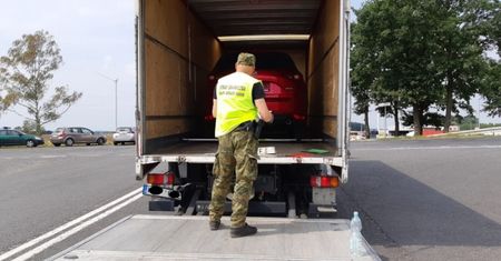 Legnica. Motoryzacyjna matrioszka. Złodziej wiózł auto w aucie