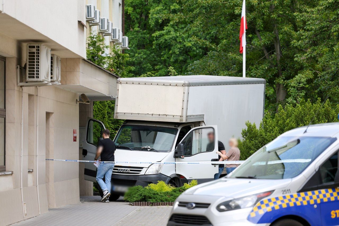Dostawczak wjechał w budynek sądu w Warszawie. Kierowca spryskał też ochroniarza gazem