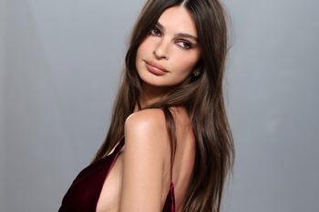 Bordowy total look. Tę stylizację łatwo odtworzyć