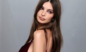 Bordowy total look. Tę stylizację łatwo odtworzyć