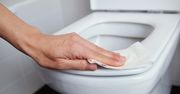 Nigdy nie przecieraj papierem deski w publicznej toalecie. Oto powód