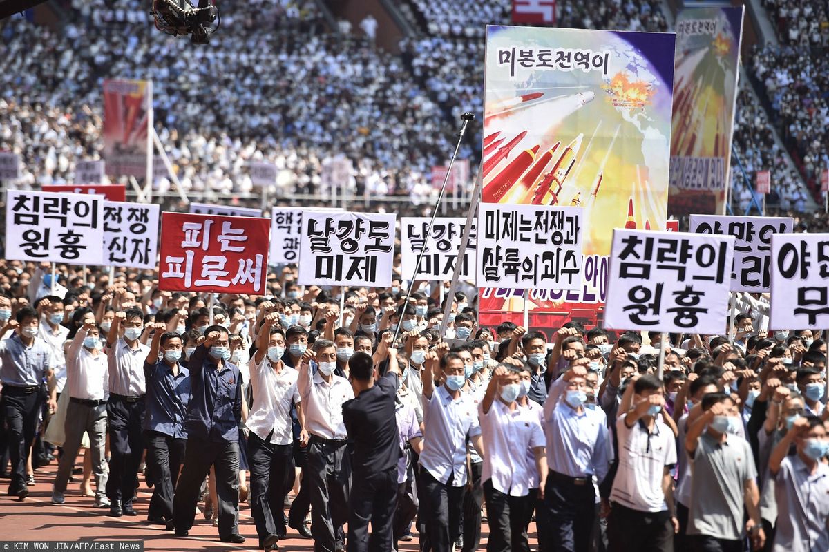 Mieszkańcy Pjongjangu trzymają transparenty podczas masowego wiecu z okazji „Dnia walki z imperializmem Stanów Zjednoczonych”