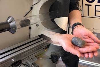 Pochodzi sprzed 2 tys. lat i zbadali ją tomografem. To znaleźli w środku