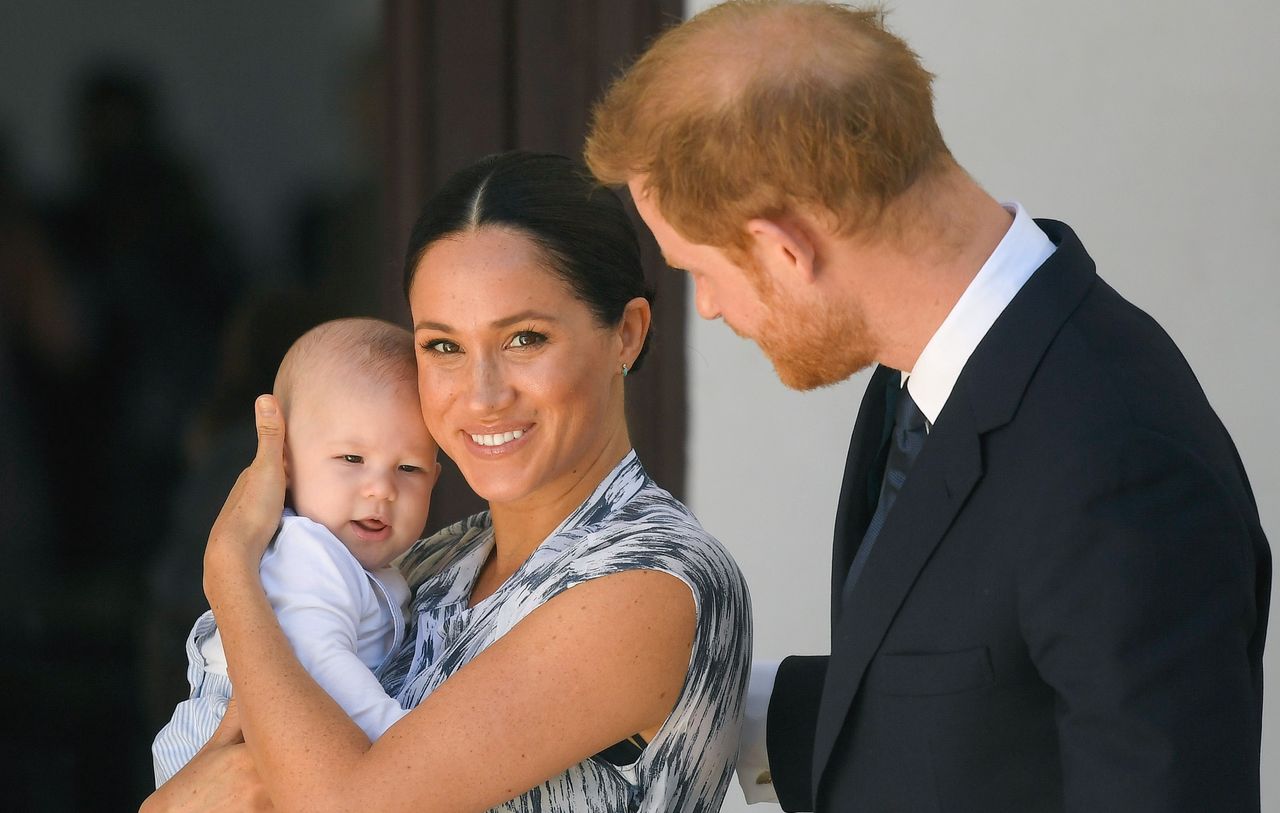 Meghan i Harry mają problem z synkiem? Archie zaczął chodzić na terapię