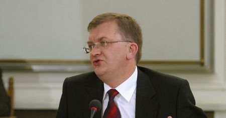 Kandydował z list SLD i Lewicy. Trafił do zarządu Orlenu