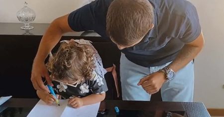 Podpisał kontrakt z 2-letnią córką. Filmik podbija TikToka