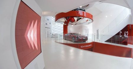 Salon samochodowy na najpiękniejszej ulicy świata