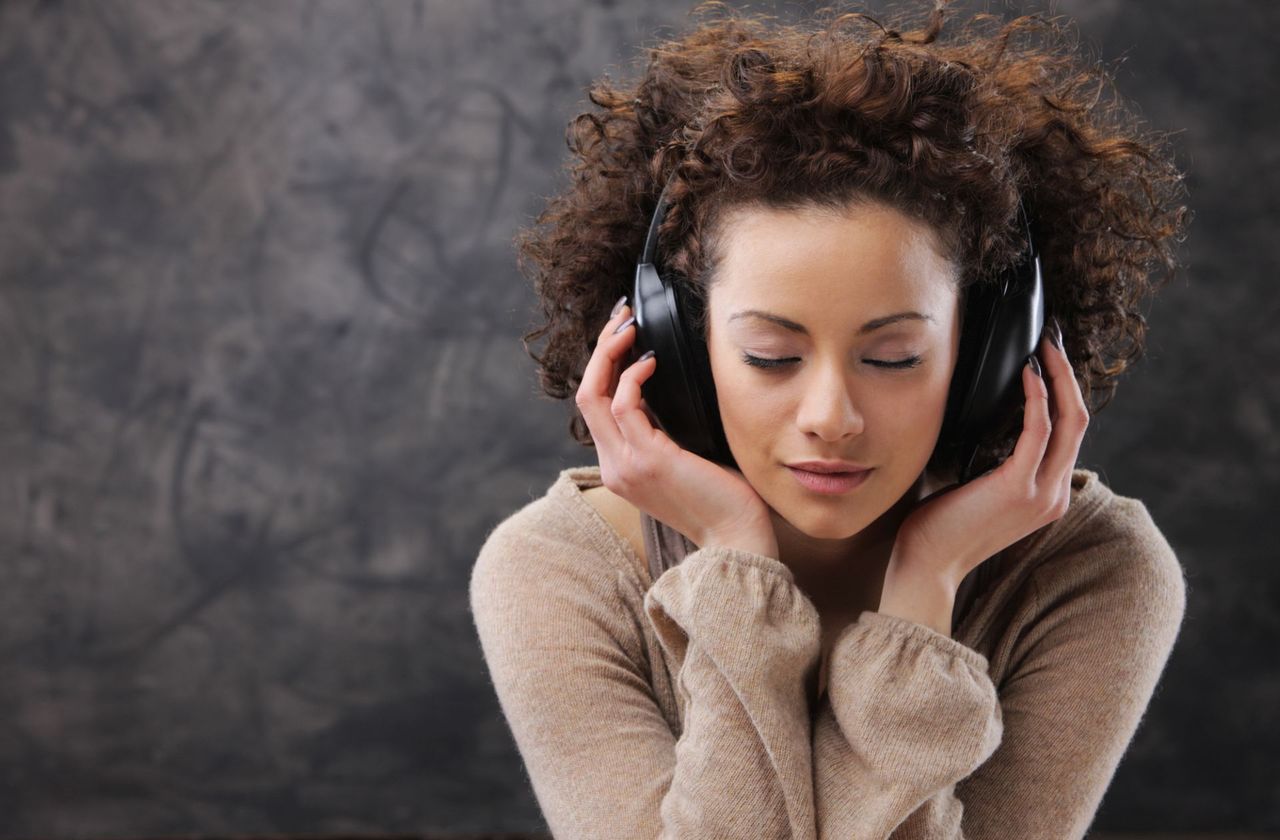 Młoda kobieta słucha muzyki