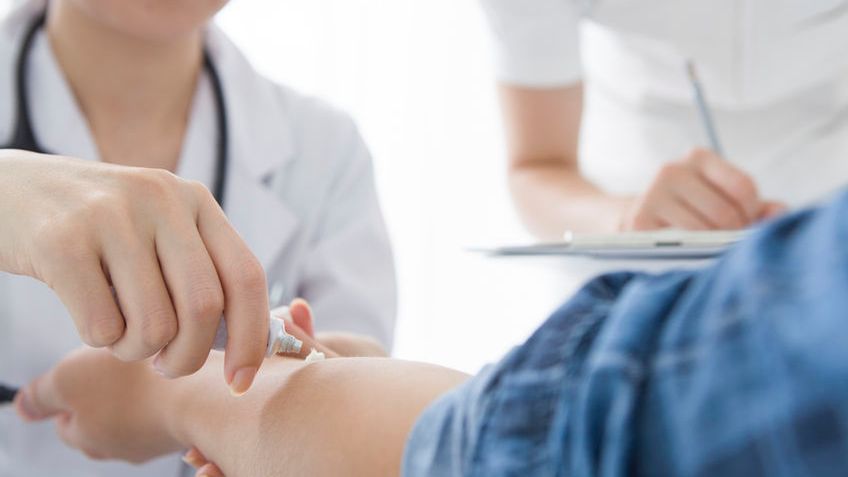 Maść niedźwiedzia, ze względu na zawarte w niej składniki, może wykazywać działanie zarówno rozgrzewające, jak i chłodzące.