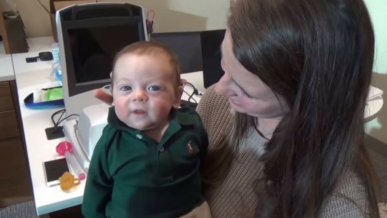 Mały Archer dzięki nowoczesnej technologii pierwszy raz słyszy głos swoich rodziców